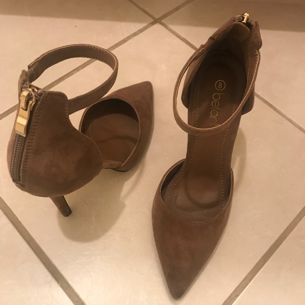 TAN HEELS